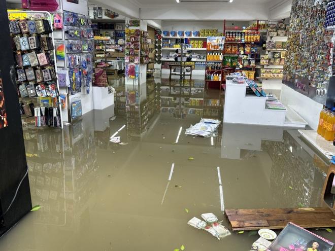 Kent merkezinde le saatlerinden itibaren yer yer dolu eklinde etkili olan ya nedeniyle beyaza brnen sokak ve caddelerde su birikintileri olutu, ok sayda i yerini su bast.