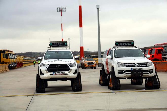 Karak, 176 arac tantmn yaparken, havalimannn byklnden tr karla mcadele kapsamnda alan 7 sektre bldklerini ifade etti.    Kaplamal alanlarda kullanlmak zere 1750 ton sv, (potasyum asetat) 700 ton kat (sodyum format vb.) malzeme depoland.  Kar ve buzla mcadele amacyla, hareket sahas yedi sektre blnerek her sektre bir karla mcadele filosu yerletirildi.