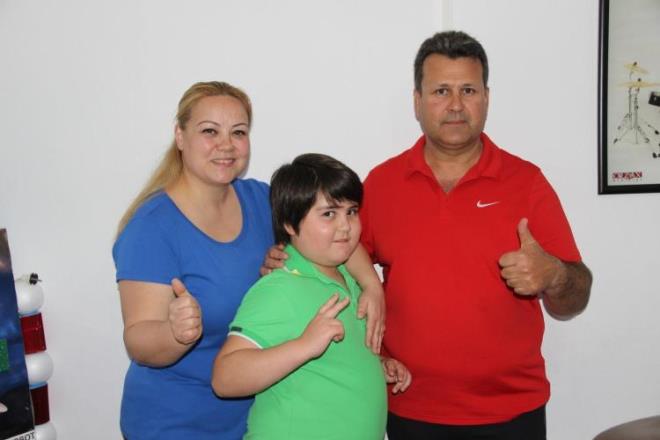 Daha ocuk bile denemeyecek bir yata bateri almaya balayan Baha Bayrl, Yetenek Sizsiniz jrisi Hlya Avar'n da dikkatini ekmiti.