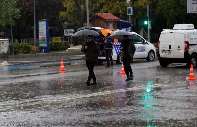 Marmara?nn dousuyla Ege?nin bats ve Akdeniz?de bu akamdan itibaren kuvvetli ya bekleniyor.    Meteoroloji Genel Mdrl?nden yaplan aklamaya gre, akam saatlerinden itibaren zmir, Aydn, Manisa ve Mula?da yerel kuvvetli saanak ve yer yer gk grltl saanak ya ngrlyor.