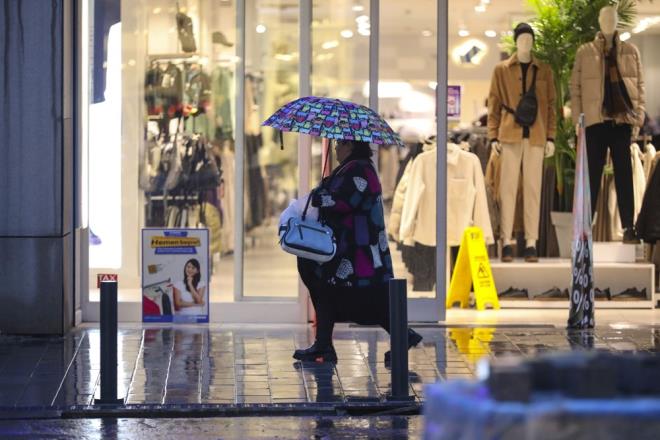 Yalarn, Antalya?nn dousunun 1500 metre zeri yksek kesimlerinde, zellikle Antalya-Konya yolunun Alacabel mevkisinde, kuvvetli karla kark yamur ve kar eklinde dmesi bekleniyor.