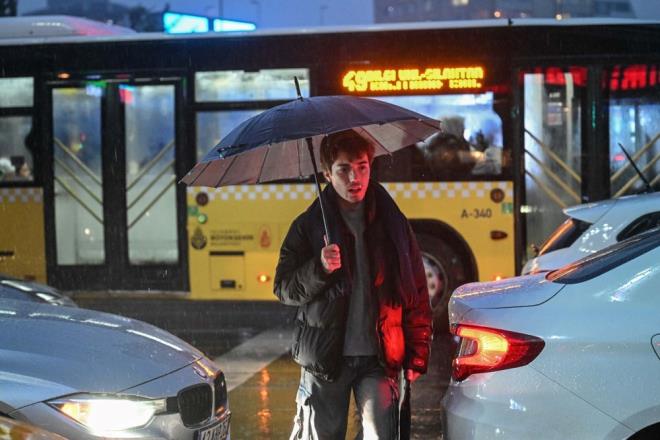 Gece saatlerinden itibaren Antalya merkez ve bats, Isparta ve Burdur?un dousunda kuvvetli, Mersin ve Adana?da yer yer ok kuvvetli, Antalya?nn dousunda ok kuvvetli ve yer yer iddetli saanak ve gk grltl saanak tahmin ediliyor.