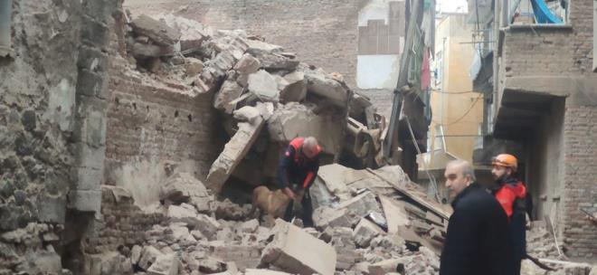 Diyarbakr?n Sur ilesinde ar hasarl bina kt.  Olay, leden sonra ileye bal skenderpaa Mahallesi?nde meydana geldi.