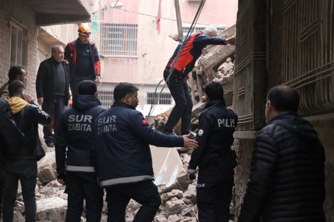 Baz bina sakinleri mhrleme nedeniyle ekiplerle tartrken, arama almalar sryor.