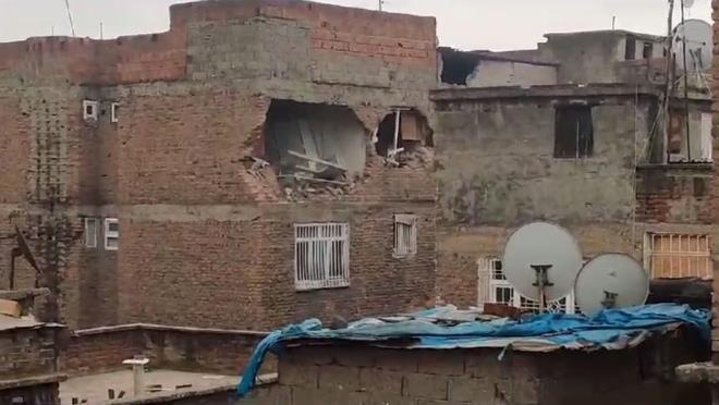 Bina kerken yanndaki iki binaya da zarar verdi.