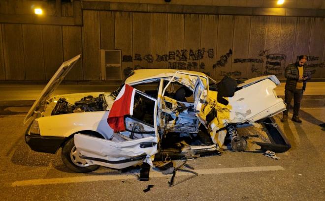 Otomobilde yaralanan 4 kii, salk ekipleri tarafndan kentteki eitli hastanelere kaldrld.    Polis, kazayla ilgili inceleme balatt.