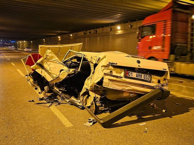 Asker uurlama konvoyunda, srcleri henz tespit edilemeyen 01 ARK 652 plakal otomobil ile 33 NIV 47 plakal midibs, Turhan Cemal Beriker Bulvar havaalan alt geidinde arpt.