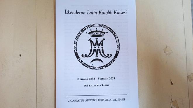 Kilisenin 1856?da talyan Karmelitan cemaati pederleri tarafndan ina edilmeye balandn, 8 Aralk 1858 ylnda da aldn anlatan Prof. Tromba, elde ettii fotoraflara da kitabnda yer verdiini syledi.
