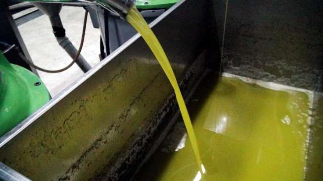 "Ucuz grdnz rnleri almayn. Yol kenarnda plastik ielerde satlan rnleri 'Ali Amca' ya da 'Aye Teyze' diye gvenip, alyoruz ama bu rnlerde taklit ve tai yaplma olasl olduka yksek. Ayrca plastik iede satlan rnlerde effaf olduu iin k geirgenlii fazla ve bu nedenle 'aclanma' dediimiz kalitesinde azalma olur. Bu rnler tek kullanmlk olmas nedeniyle, ieden kk plastik paralar gdaya da geebilir. Muhakkak ambalajlanm, paketlenmi rn almak lazm. phelendiiniz rn olursa da 'Alo 174' arayp ikayet etmek gerekir. Vatandamz kaliteli bir rn de alrsa bunu evinde, k geirmeyen bir ortamda muhafaza etmeli"