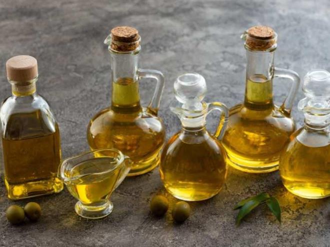 SAHTE ZEYTNYAINA DKKAT!    Toprak, zeytinya olarak farkl yalardan oluan karmlarn ucuza satldn belirtip, "Ucuz grdnz rnleri almayn. Yol kenarnda plastik ielerde satlan rnleri 'Ali Amca' ya da 'Aye Teyze' diye gvenip, alyoruz ama bu rnlerde taklit ve tai yaplma olasl olduka yksek" dedi.