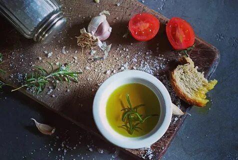 3- Zeytinyann mutlaka tadna bakn. Zeytinya hafif tze ve lezzetli olmaldr. Eer aznza ac bir tat veya metalik bir koku geliyorsa zeytinya sahte olabilir.