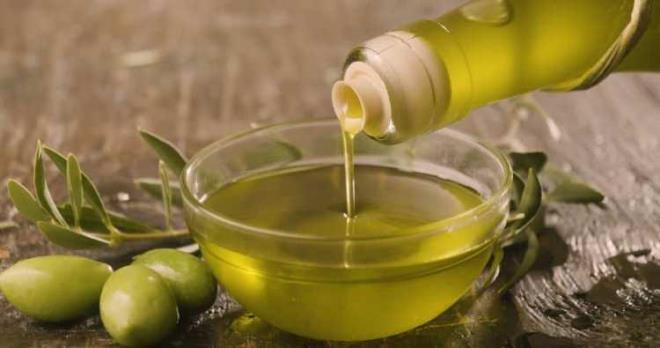 UCUZ ZEYTNYAINA DKKAT!    Kaliteli bir zeytinyann ierisine daha yksek asit orana sahip, kalitesiz zeytinya ile kartryorlar ya da tohum ya dediimiz yalar kullanlyor. rnein ayiek ya gibi. Bylelikle tketicinin kandrlmas sz konusu oluyor. Vatandalar gerek rn satn aldn zannederek zeytinyann faydal bileenlerine vcuduna alamyor. Daha fazla cret deyerek ayiek yan kullanm oluyor" dedi.