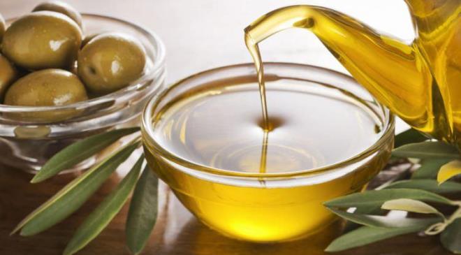 Faydalar saymakla bitmeyen ve salkl yalar arasnda yer alan zeytinyann piyasaya sahtesinin srld ortaya kt. stanbul Tarm ve Orman Mdrl?nn yapt denetimlerde, internet zerinden satlan zeytinyalarnn tmnn sahte olduunu aklad. Gda Mhendisleri Odas zmir ube Bakan Uur Toprak, zeytinyanda hileli rnlere kar uyarlarda bulundu.