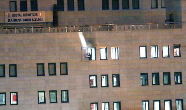 Olay zerine blgeye ok sayda polis ve bomba imha ekibi sevk edildi.