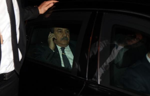 etin Eme Bulvar'nda yol zerinde, kaldrmdan yolun alt tarafna geilerek bir anlamda topraklk alandan iki atla bu saldrnn gerekletii tespit edildi. Atlan yerden yaplan tespitte bir roketatar ve patlamam bir mhimmat, bir anta ve zerinde yaad sol rgtn szde bayra bulundu."