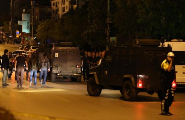 Saldrnn, etin Eme Bulvar'nn sol tarafnda yol kenarndan dzenlendii, blgede bir roketatar silah ile patlamam roket mermisi bulunduu belirtildi.