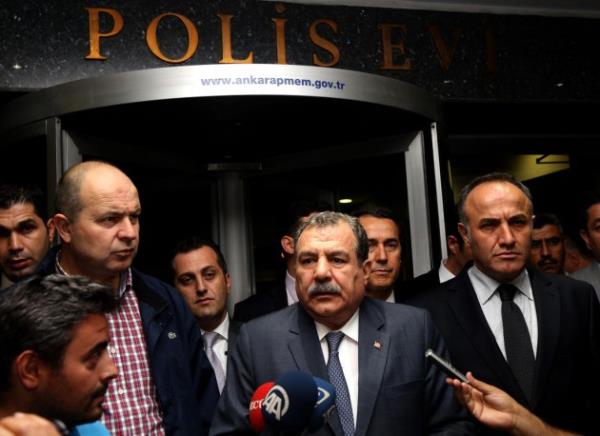 <p><b> LER BAKANI MUAMMER GLER'N AIKLAMASI</b></p>  "Bu akam sat 21.30 sralarnda Dikmen'de bulunan Emniyet Genel Mdrlnn sosyal hizmetler dairesinin ve dier nitelerin grev yapt ikinci ek binasnn nc katna ve polisevinin n cepheden zemin, arka cepheden birinci katna birer roket atar mermisi isabet ettii tespit edildi. Her iki mermi de duvara sapland, can kayb ve yaral yok.