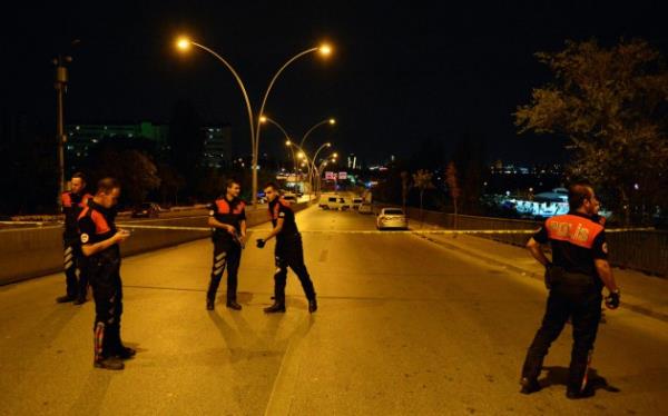 Blgeye, "akrep" diye tabir edilen hafif zrhl aralarla gelen zel harekat polisleri evrede nlem ald.