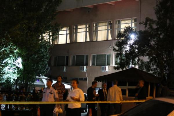 Binann nc katndaki otoparkn camndan giren ve duvara saplanan roket mermisinin kartlmas iin alma balatld. Zanllarn, nc roketi atelemeye frsat bulamadan katklar ifade edildi.