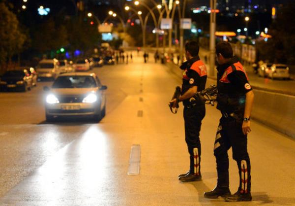 Zanllarn zerinde yaplan aramada ise ok sayda el bombas ile hafif silah bulunduu iddia ediliyor.