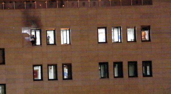 ki ayr noktaya saldr yaplrken, mermiler duvara isabet etti.