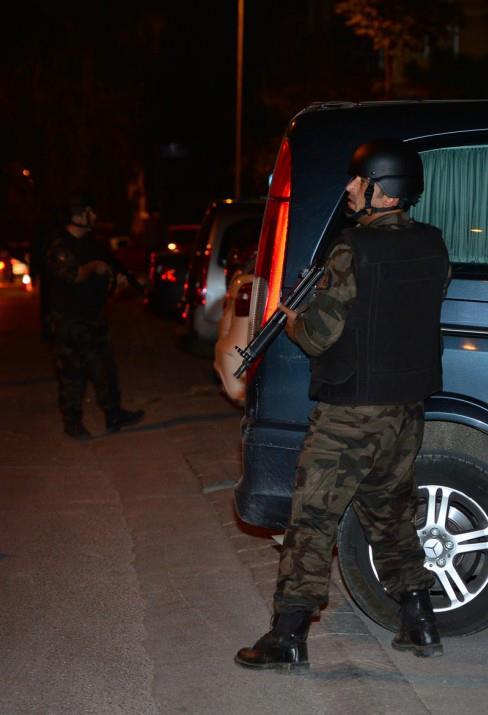 Blgede, saldrnn ardndan geni apl nlem alnrken, etin Eme Bulvar da trafie kapatld.