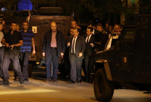 <p>Bir soru zerine saldry yasad sol bir rgtn yaptnn dnldn, bunun tespitine alldn, yanltma amac da olabileceini bildiren Gler, unlar syledi:</p>    "Olayn hemen akabinde muhtemelen arala katklar yolunda bilgiler var veya vadi iine katklarna dair bilgi var, aratryoruz, Arkadalarmz gerekli almalar yaplyorlar. zc bir olay, can kayb ve yaralnn olmay teselli edici bir durum. Polisimiz, olay yeri inceleme ekipleri, Emniyet Genel Mdrl ve Ankara emniyetinin btn ekipleri olayla ilgili tespitleri yapmaya alyor."