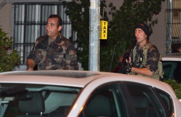 Gvenlik gleri, zanl ya da zanllarn otomobille olay yerinden katn belirtti. Blgedeki tm gvenlik kameralar da incelemeye alnd.