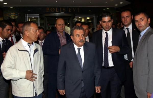 <p><b>LER BAKANI GLER OLAY YERNDE!</b></p>    ileri Bakan Muammer Gler, Emniyet Genel Mdr Mehmet Kllar ve Ankara Emniyet Mdr Kadir Ay ile olay yerinde incelemelerde bulundu ve yetkililerden bilgi ald.    te yandan, saldrda atlan  roketten birinin binaya isabet ettii renildi.