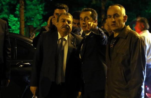 <p><b>VAL MUTLU'DAN AIKLAMA</b></p>    stanbul Valisi Hseyin Avni Mutlu Ankara'da polisevine yaplan saldr ile ilgili twitter hesabndan mesaj yaynlad.    <p>Mutlu, "Devletin, gvenlik birimlerine yaplan saldrlar terrle mcadelede tekilatn azmini asla sarsmaz bilakis daha da glendirir" dedi. Mutlu ardndan, "Bu saldr halkmzn huzur ve gvenlii iin fedakarca alan polisimizi ve gvenlik glerimizi asla yldramaz" eklinde de tweet att.</p>