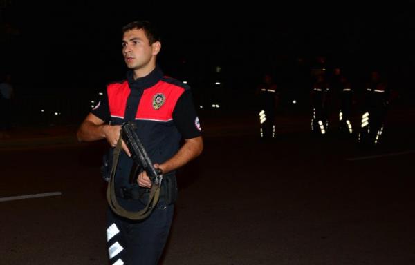 Emniyet Genel Mdrlnn Dikmen'deki binalarna ynelik saldrnn zanllarndan iki kii polisle atmaya girdi. Zanllardan birisi l, dieri yaral ele geirildi.