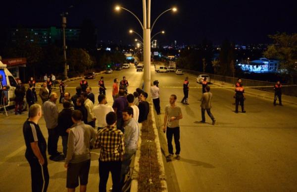 Olay yeri inceleme ekipleri ve bomba imha uzmanlar, saldrnn meydana geldii yerde inceleme yapt. Blgede eitimli kpekler eliinde de aramalar gerekletirildi.