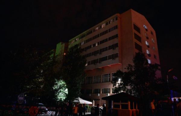 <b>EGM'nin internet sitesinde yer alan aklamada,</b> olay sonras balatlan operasyon srasnda polis ekiplerinin "teslim ol" arsna silahla karlk veren iki terristten birisinin l, dierinin yaral olarak ele geirildii belirtilerek, u bilgilere yer verildi: