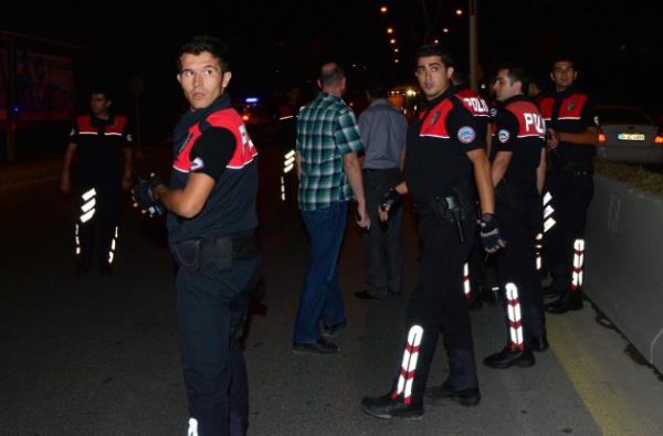 "Olayda elde edilen ilk bulgular dorultusunda saldrganlarn DHKP-C terr rgt yesi olduklar, len terristin 19 Mart 2013 tarihinde AK Parti Genel Merkez binasna lav silahyla saldr dzenleyen Muharrem Karata, yaral terristin ise Serdar Polat olduu deerlendirilmektedir. Olayda biri makinal tabanca olmak zere  silah ve iki el bombas ele geirilmitir.