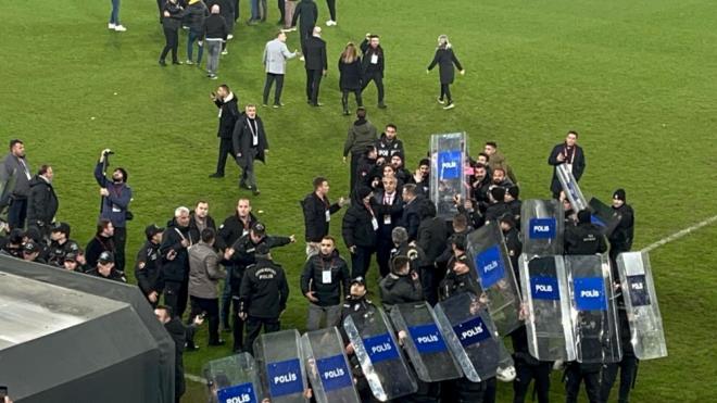Tribnlerden de sahaya giren taraftarlar oldu. Taraftarlara gvenlik grevlileri mdahale etti.