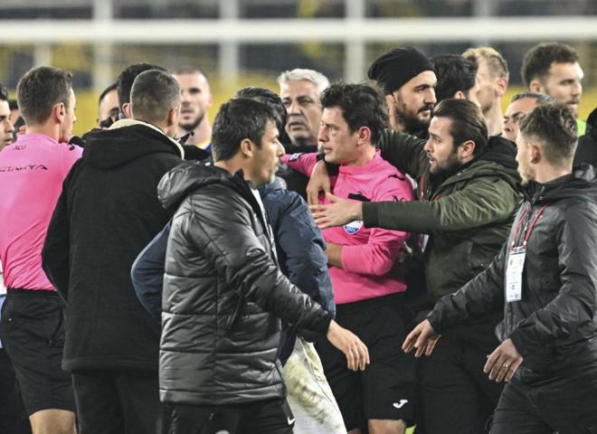 TFF BAKANI BYKEK: HERKES BEDELN DEYECEK    Trkiye Fubol Federasyonu (TFF) Bakan Mehmet Bykeki, Halil Umut Meler'e yaplan saldr sonras yapt ilk aklamasnda, "Bu olaya katlan herkes bedelini deyecek. Kimse, kimseye yumruk atamaz. zellikle bir hakeme bunu yapamazlar. ok zgnm." dedi.    Bykeki aklamasnda, "Acilen ynetim kurulumuzu toplantya davet ettim. Her frsatta hakemleri hedef gsteren, bunu yaparken de bu iin sonunun nereye gidebileceini hesap edemeyen herkes bu olay enine boyuna dnsn." dedi.    TFF Bakan aklamasnn devamnda, "Trk futboluna utan dolu bir yumruk atld. Bu olaya katlan herkes, bedelini deyecek. Kimse, kimseye yumruk atamaz. zellikle bir hakeme bunu yapamazlar. ok zgnm. Detaylar kamuoyu ile paylaacaz." ifadelerini kulland.