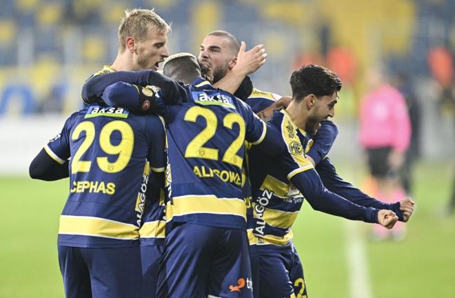 Trendyol Sper Lig'in 15. haftasnda MKE Ankaragc, sahasnda aykur Rizespor'u konuk etti.     Karlama 1-1 beraberlikle sona erdi.