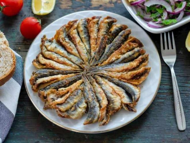 Hamsi kl ile yenilmesi tavsiye edilen kk balklar arasndadr. Balk klnda bulunan yksek miktardaki kalsiyum ve fosfor kemik sal iin ok nemlidir. zellikle kemik erimesi sorunu yaayanlarn hamsiyi kl ile beraber tketmesi faydaldr.