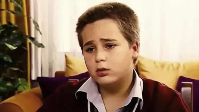 Akasya Dura bir dnem pek ok insan tarafndan sevilerek izlenen diziler arasnda gsterilebiliyor. Ayrca dizide en ok dikkat eken isimlerden bazlar; Levent lgen, Pelin Snmez, Cezmi Baskn ve Asl Altaylar olarak saylabiliyor. te yandan birok kii tarafndan Erimah Bora'nn canlandrd Can karakteri de sevilerek takip ediliyordu.