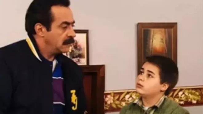 Pelin Snmez, Cezmi Baskn ve Levent lgen gibi isimlerle birlikte rol alan Erimah Bora, imdilerde 25 yanda. Nitekim Akasya Dura dizisinin sona ermesinin ardndan yllar geti. Bu nedenle Erimah Bora'nn da son halinde deiiklikler grlebiliyor. Bunun sonucunda ise, Erimah Bora'y yllar sonra ilk kez grenler arabiliyor.