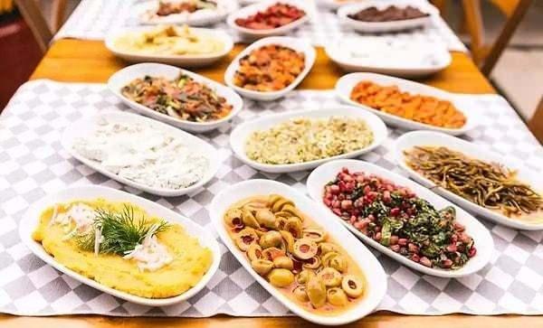 Fotorafta sadece scak ve souk mezelerin yer ald grlrken X hesabndan kullanclar ikiye blnd.