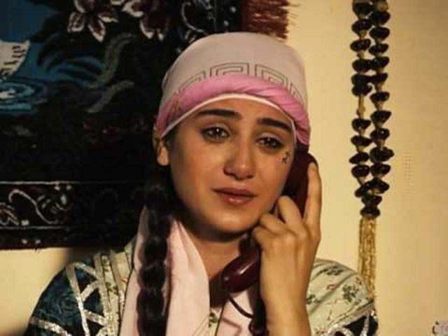 Baarl oyuncu performans ile gz dolduran Sitare Akba adeta bambaka birine dnm.