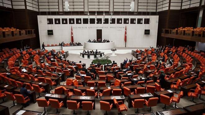 EV HANIMLARINA EMEKLLKTE GELMELER: Ev hanmlarna emeklilik bavurusu ne zaman? - 2  EV HANIMLARINA EMEKLLK MKANI    Meclis gndemine yeni torba yasa dzenlemesi geliyor. Torba yasa teklifinde en dikkat eken balk ev hanmlarna emeklilik imkan.    Kendine ait aktif bir sigortas ve sosyal gvencesi olmayan ev hanmlar iin sigorta sistemi devreye alnacak. Ev hanmlar, istee bal sigorta sistemi ile sosyal gvenceye kavuturulacak.