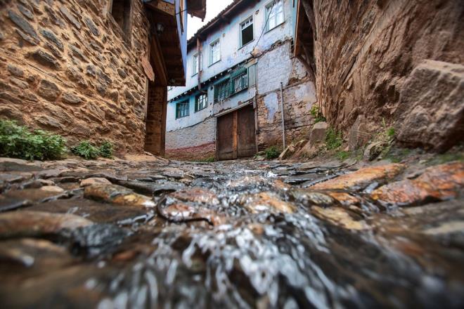 Bursa<br>    Tarihi ve doal gzellikleriyle nl olan Bursa, stanbul'a olduka yakn bir destinasyon. Uluda'a da ev sahiplii yapan Bursa'da k aylarnda kayak yapmak mmknken; ta sokaklar, orijinal dokusunu yitirmemi otantik evleri ve ky havasn koruyan atmosferiyle Cumalkzk'ta, ehir yorgunluunu atabilirsiniz.