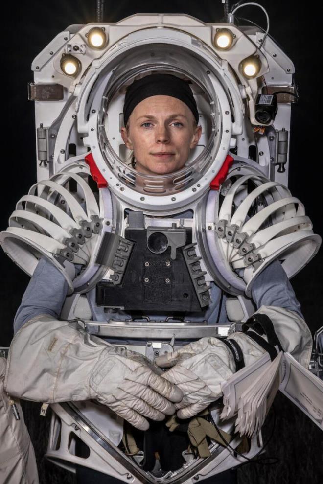 Coconino İlçesi, Arizona  <br>  Artemis programı insanları ay yüzeyine göndermeden önce NASA, Dünya üzerinde yüksek kaliteli testler gerçekleştiriyor. Astronot Zena Cardman, sahte bir ay yürüyüşü için, gerçek bir giysinin hareket aralığını ve ay yerçekimindeki ağırlığını simüle etmek için 80 kilonun üzerindeki bu eğitim giysisini giydi.  <br>  FOTOĞRAF: DAN WİNTERS