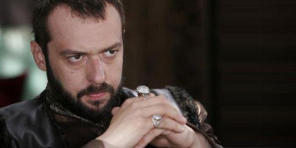 33 yl tahta kalan 2. Abdlhamit'i canlandracak olan Okan Yalabk yeni rolne tarih kitaplar okuyarak hazrlanmakta.