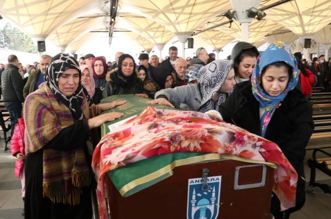 Cenaze namaznn ardndan Glay Tek ve baz kadnlar, "Erkek iddetinden gitti. Erkekler deil kadnlar tayacak" diyerek,Kozan?n cenazesini cenaze aracna kadar tad.    Kadnlardan bazlar ise ksa sreli "Kadna iddete hayr" ve "iddet gsteren erkekler yok olsun" sloganlar att.    Nursena Kozan?n cenazesi daha sonra Karyaka Mezarl?nda topraa verildi.