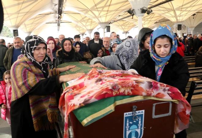 PHEL TUTUKLANDI    Olayn ardndan gzaltna alna afak irin ise emniyetteki ilemlerinin ardndan adliyeye sevk edildi.    afak irin, savclk sorgusundan sonra karld nbeti mahkemece tutukland.