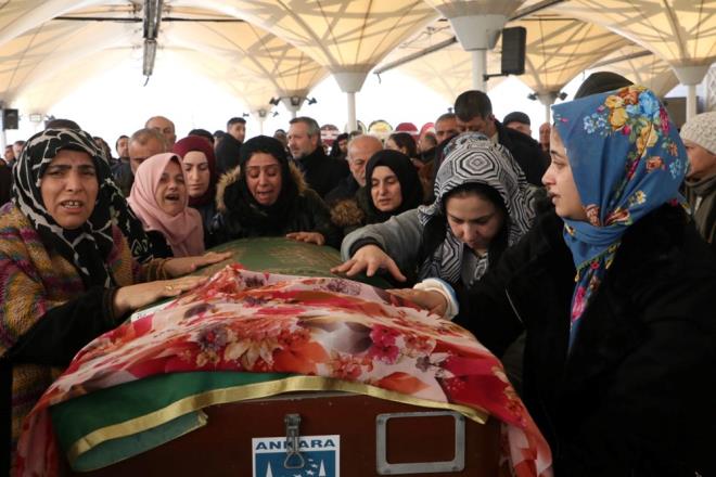 TOPRAA VERLD    Nursena Kozan iin bugn Karyaka Mezarl'ndaki Ahmet Efendi Camisi'nde cenaze namaz klnd.    Kozan?n annesi Glay Tek ve babas Erdal Kozan, kzlarnn tabutu banda taziyeleri kabul etti.