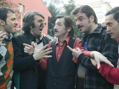 Zekice esprileri, yldz oyuncu kadrosu ve unutulmaz senaryosuyla Trk dizi tarihinin en sevilen yapmlar arasna adn yazdran "Geni Aile", final yapmasnn zerinden yllar gemesine ramen hem sosyal medyadaki paylamlarla hem de tekrar blmleriyle sk sk gndeme geliyor.